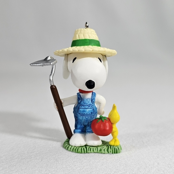 Hallmark 2016 Peanuts Green Thumb Snoopy Ornament - Picture 3 of 13